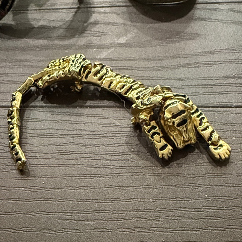 Gold and Black Vintage Tiger Decor Shoulder  Pin